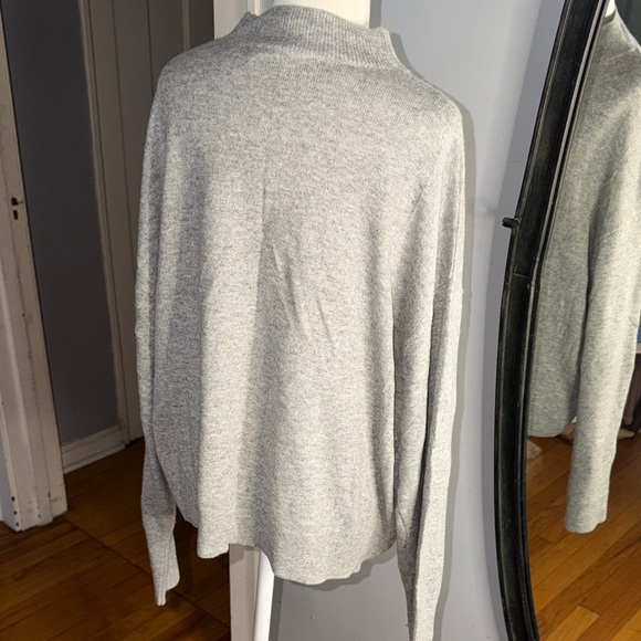 Everlane Cashmere Light Gray Turtleneck Sweater - Picture 6 of 8